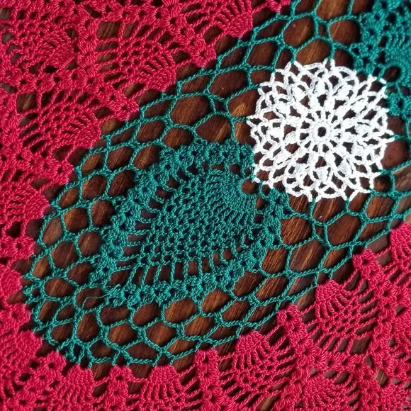 Vintage Style New Hand Crafted Pineapple Doily, Christmas colors 25 1/2" x 15" - Picture 5 of 6